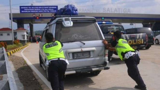 Petugas mendorong mobil mogok