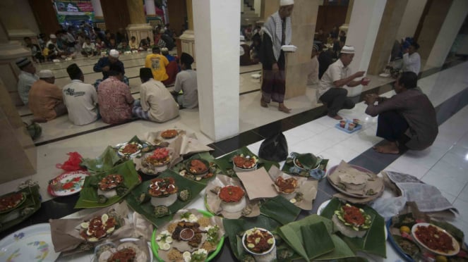 Menu untuk buka puasa bersama umat muslim pada tradisi Megibung di Masjid Al Muhajirin Kepaon, Denpasar, Bali.