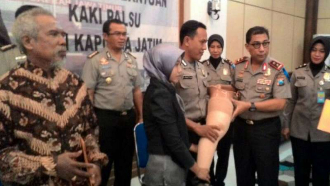 Kepala Polda Jatim, Inspektur Jenderal Polisi Machfud Arifin, menyerahkan bantuan kaki buatan kepada anggota dan pensiunan Polri di Markas Polda Jatim, Surabaya, pada Kamis, 22 Juni 2017.