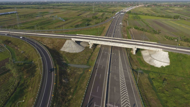 Foto udara jalur Simpang Exit Tol Brebes Timur di Brebes, Jawa Tengah