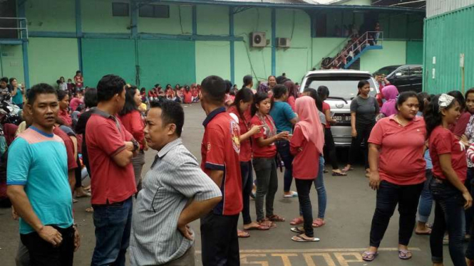  Ratusan buruh PT Kaisar Laksmi Mas berunjuk rasa di komplesk pabrik perusahaan garmen itu di Jalan Tole Iskandar, Kota Depok, Jawa Barat, pada Kamis, 22 Juni 2017.