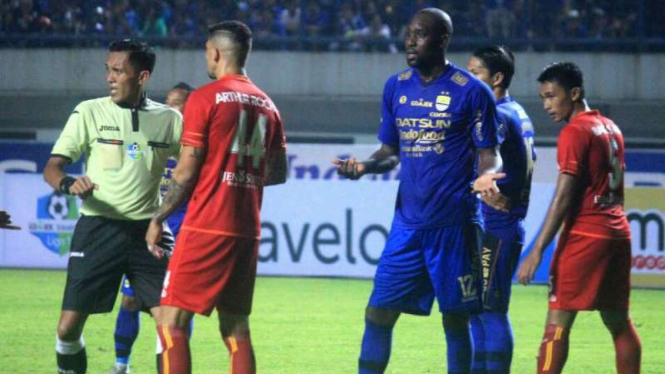 Carlton Cole ketika bermain untuk Persib Bandung.