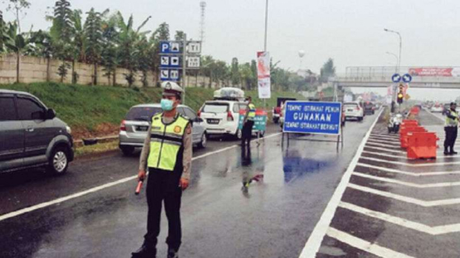 Rest area Km 130 Tol Cipali dipenuhi pemudik