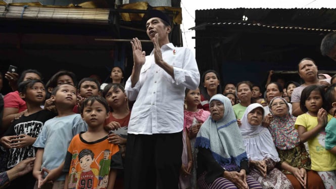 Presiden Jokowi Bagikan Sembako untuk Warga Jakarta