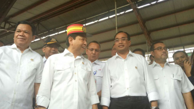 Ketua DPR Setya Novanto dan Menhub Budi Karya Sumadi di Stasiun Senen