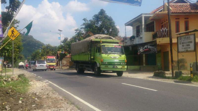 Jalur Limbangan-Malangbong di Kabupaten Garut, Jawa Barat. 