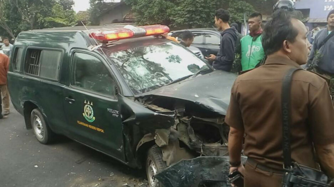 Kondisi mobil Kejaksaan yang menabrak enam kendaraan di Depok