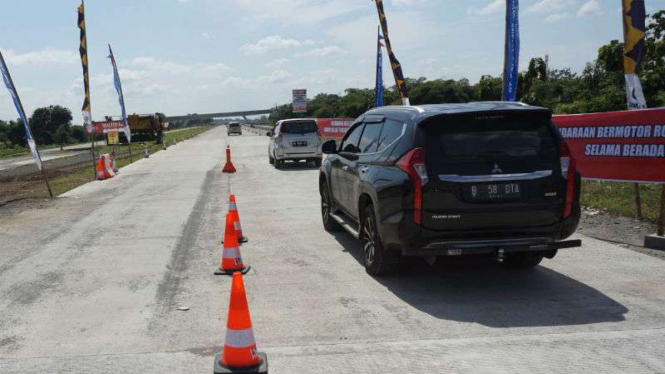 Kendaraan melintasi tol Solo-Ngawi, Kamis, 22 Juni 2017.