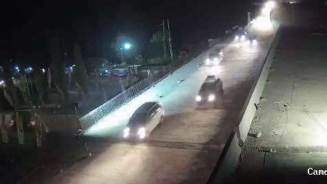 Arus lalu lintas di tol darurat Brebes-Gringsing pada Kamis, 22 Juni 2017 malam.