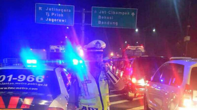 Kepadatan kendaraan di Tol Cikampek berimbas ke Tol Dalam Kota.