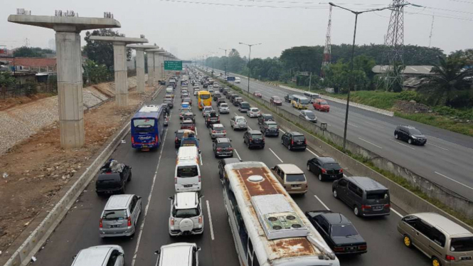 Kemacetan di tol Jakarta-Cikampek.