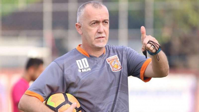 Pelatih Borneo FC, Dragan Djukanovic.