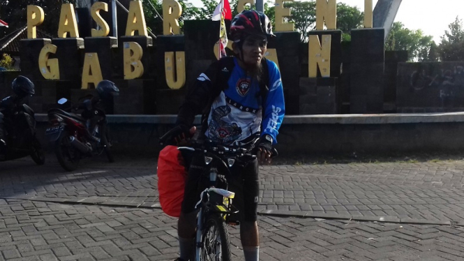 Raharjo (41), pemudik bersepeda asal Bandung tujuan Madiun 