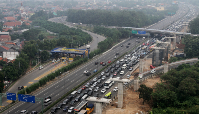 Ruas jalan Tol Jakarta-Cikampek arah Cikampek, di Bekasi, Jawa Barat
