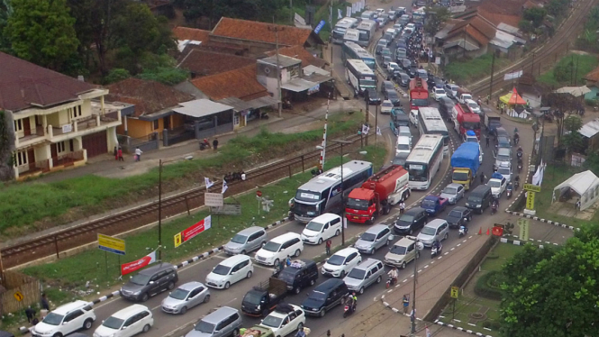 Antrean kendaraan memadati kawasan jalur Jalan Raya Nagreg. Ilustrasi.