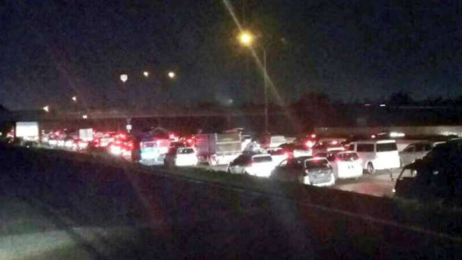 Situasi arus lalu lintas di tol Jakarta-Cikampek.