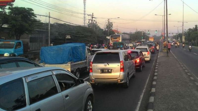 Arus lalu lintas di perempatan By Pass Krian dan Jalan Raya Trosobo, Sidoarjo, Jawa Timur, pada Sabtu pagi, 24 Juni 2017.