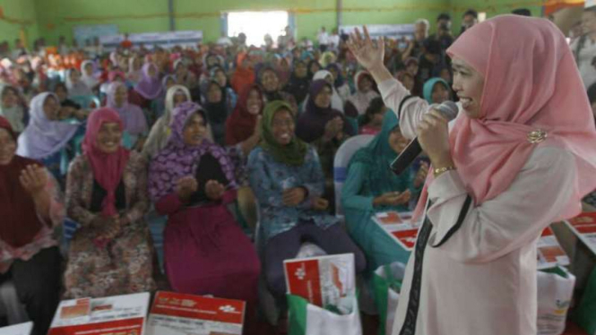 Menteri Sosial Khofifah Indar Parawansa saat menyerahkan bantuan Program Keluarga Harapan di Bojonegoro, Jawa Timur, pada Jumat, 23 Juni 2017.