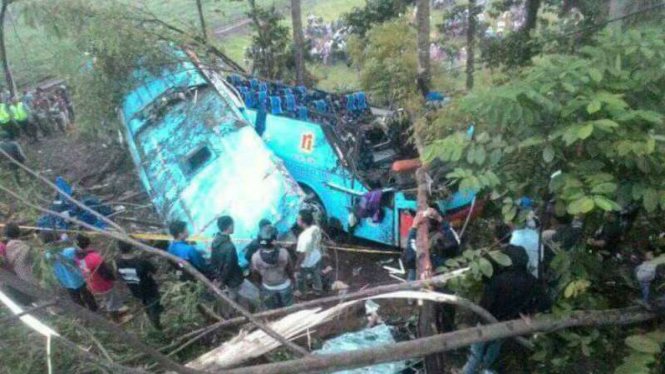 Sebuah bus Rosalia Indah jatuh ke jurang di ruas jalan Dusun Bayeman, Desa Tlahab Kidul, Kecamatan Karangreja, Kabupaten Purbalingga, Jawa Tengah, pada Jumat subuh, 24 Juni 2017.