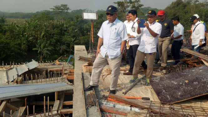 Menteri Pekerjaaan Umum dan Perumahan Rakyat, Basuki Hadimuljono, meninjau proyek jalan Tol Brebes-Batang.