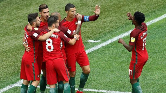 Para pemain Timnas Portugal merayakan gol.
