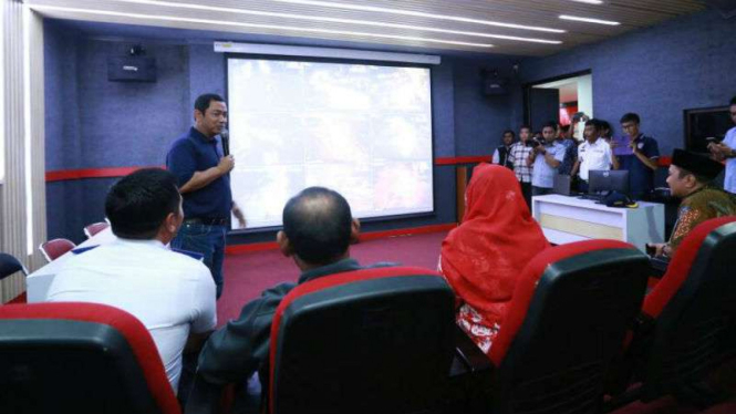 Wali Kota Semarang meninjau Area Traffic Control System lalu lintas Semarang di Pusat Informasi Publik pada malam Lebaran, Sabtu, 24 Juni 2017.