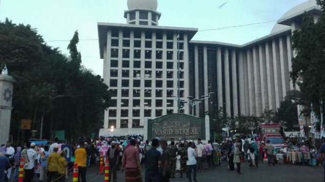 Ribuan warga Jakarta memadati Masjid Istiqlal untuk melaksanakan salat Idul Fitri pada Minggu pagi, 25 Juni 2017.