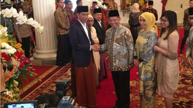 Presiden Jokowi dan Wapres Jusuf Kalla Kompak Bersarung di Open House Istana.