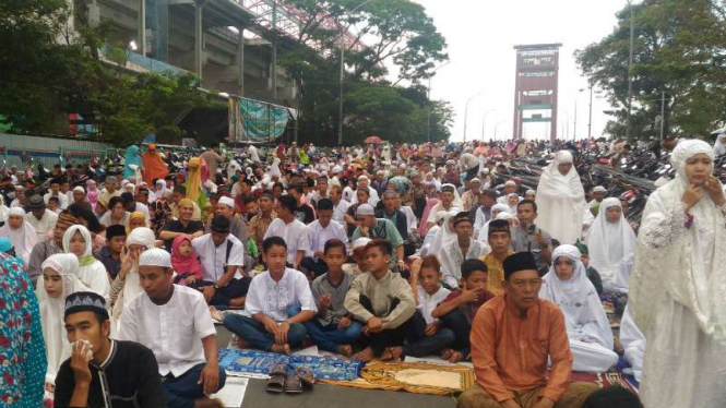 Ribuan warga di Kota Palembang Sumatera Selatan menggelar salat Idul Fitri di ruas Jembatan Ampera, Minggu (25/6/2017)