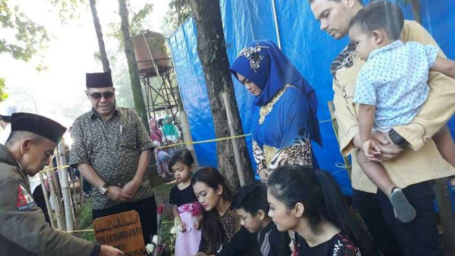 Keluarga kunjungi makan Julia Perez di Hari Lebaran