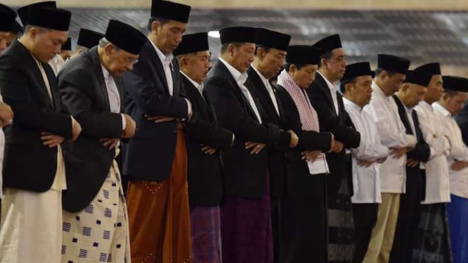 Quraish Shihab (kedua dari kiri) salat Idul Fitri bersama Presiden Jokowi dan Wakil Presiden Jusuf Kalla serta para pejabat di Masjid Istiqlal Jakarta. 