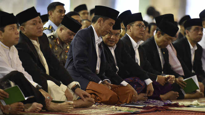 Jokowi dan JK saat beribadah di Masjid Istiqlal
