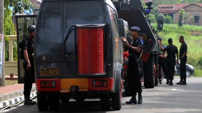  Personel Brimob berjaga di dekat pos polisi Mapolda Sumut pasca peristiwa penyerangan, di Medan, Sumatera Utara, Minggu (25/6/2017). 