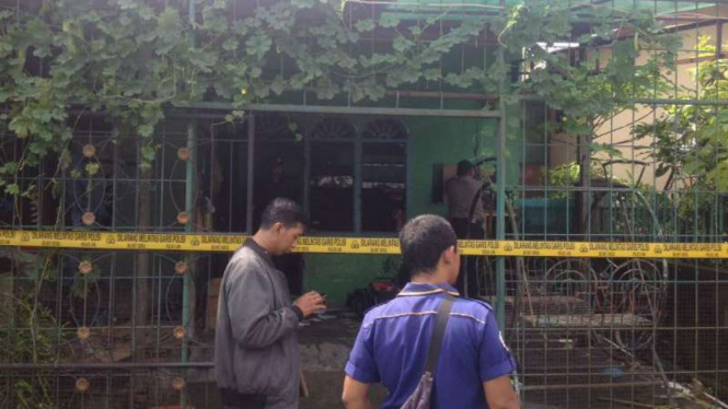 Rumah seorang penyerang Markas Polda Sumut di Medan diberi garis polisi setelah digeledah pada Minggu, 25 Juni 2017.