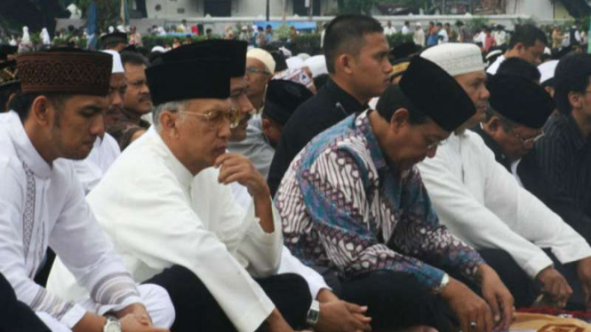 Gubernur DIY Sri Sultan Hamengku Buwono X saat  salat Idul Fitri