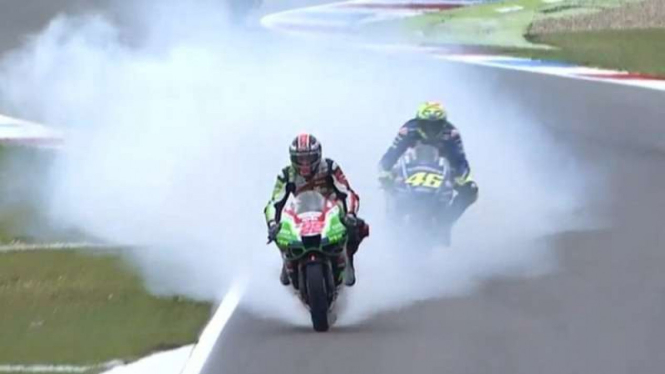 Valentino Rossi ketika direpotkan asap dari motor Sam Lowes