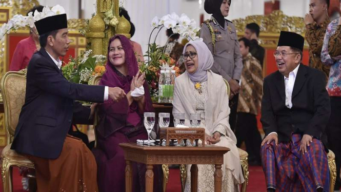 Presiden Joko Widodo dan Ibu Negara beserta  Wakil Presiden Jusuf Kalla dan istri beberapa waktu lalu di Jakarta. Mereka hari ini silaturahmi di Bogor.