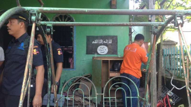 Polisi melakukan pengeledahan di rumah Syawaludin Pakpahan