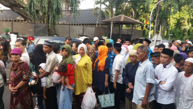 Masyarakat antre hendak silaturahmi di rumah Wapres Jusuf Kalla.