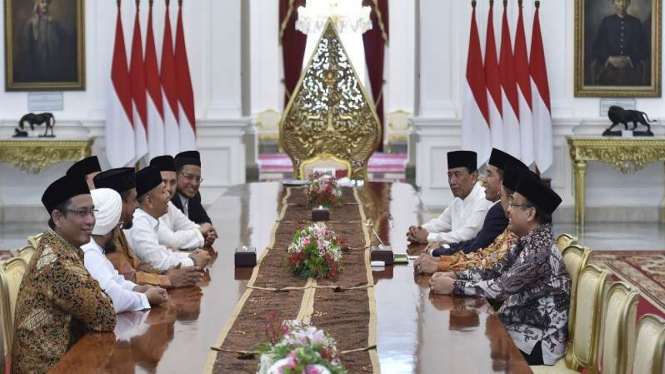 Tim 7 GNPF saat bertemu Presiden Joko Widodo di Istana Negara 25 Juni 2017.
