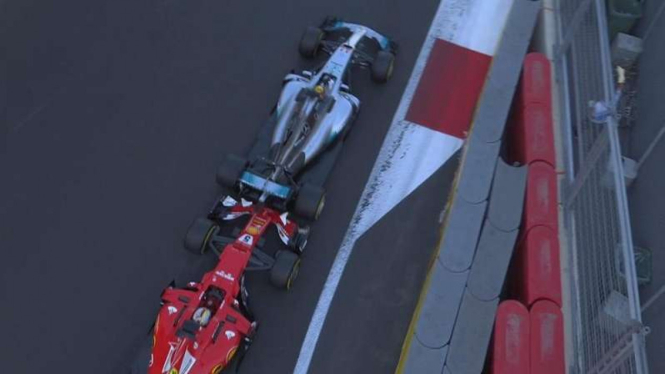 Pembalap Ferrari, Sebastian Vettel menabrak pembalap Mercedes, Lewis Hamilton