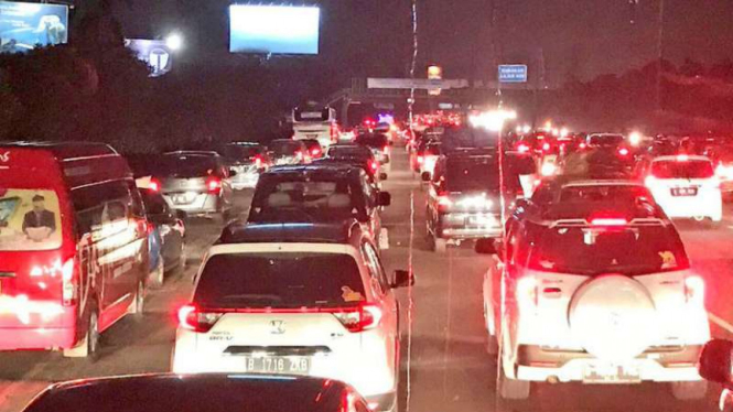 Arus lalu lintas sejumlah tol di wilayah Jakarta dan sekitar yang mengarah ke kawasan Cikampek dilaporkan ramai hingga padat pada hari kedua Lebaran Idul Fitri, Senin, 26 Juni 2017.