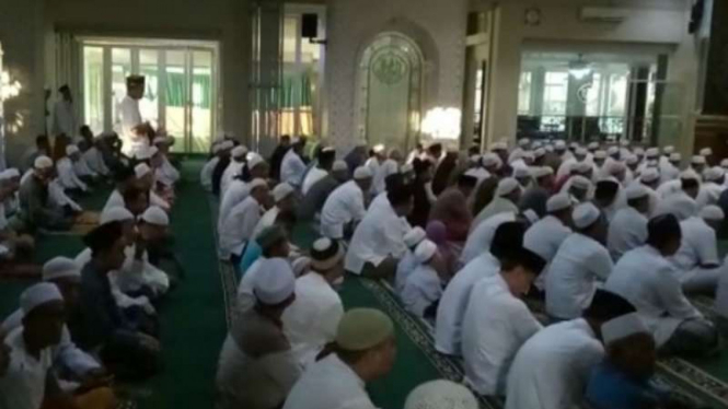 Warga jemaah Masjid Al-Marzuqiyah di kawasan Cipinang Muara, Jakarta Timur, baru melaksanakan salat Idul Fitri pada Senin pagi, 26 Juni 2017.