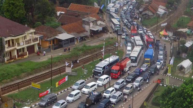 Antrean kendaraan memadati kawasan jalur Jalan Raya Nagreg, Kabupaten Bandung, Jawa Barat, Jumat (23/6/2017).