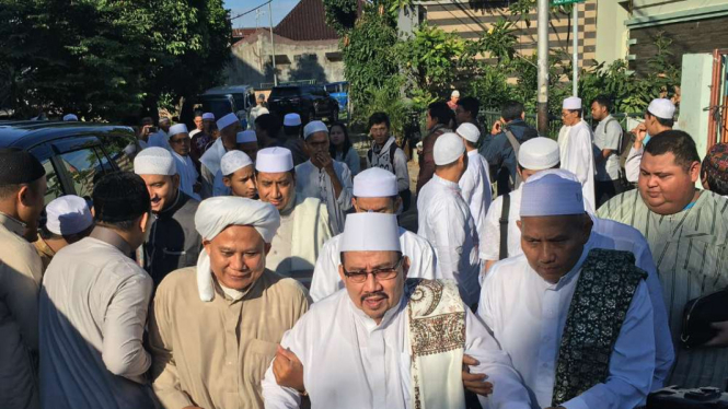 Jemaah Masjid Al-Marzuqiyah di kawasan Cipinang Muara usai Salat Id.