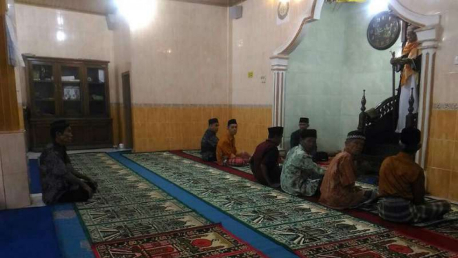 emaah salat Idul Fitri warga pengikut tarekat Syattariah di Masjid Nurul Huda, Kota Padang, Sumatera Barat, pada Senin pagi, 26 Juni 2017.