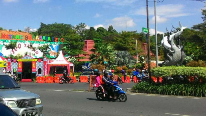 Suasana lalu lintas di depan Kebun Binatang Surabaya Jalan Raya Darmo pada Senin, 26 Juni 2017.