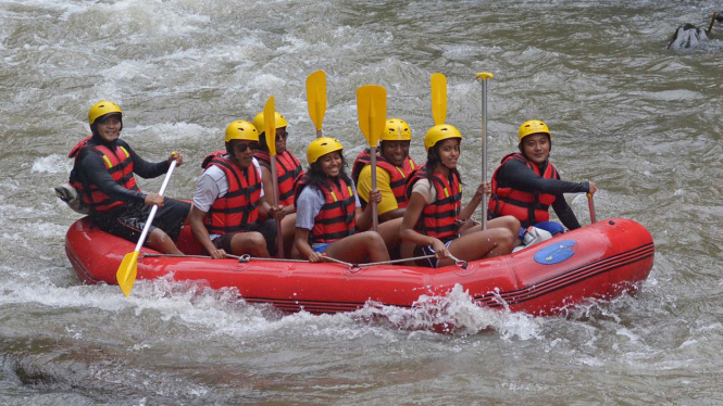 Obama Bermain Arung Jeram