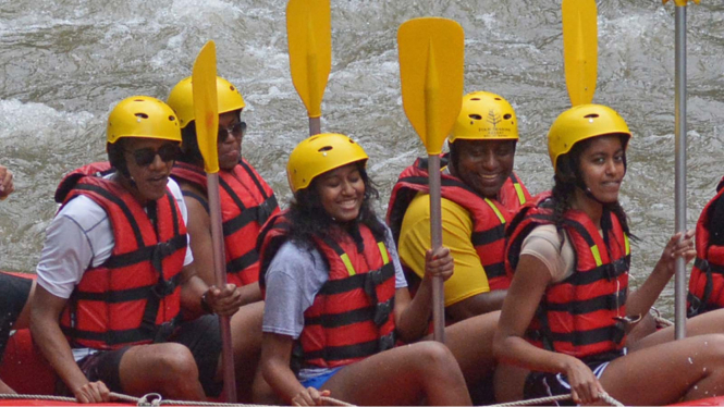 Obama Bermain Arung Jeram