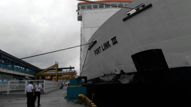 Kapal Port Link III menabrak sandaran Dermaga III Pelabuhan Merak.